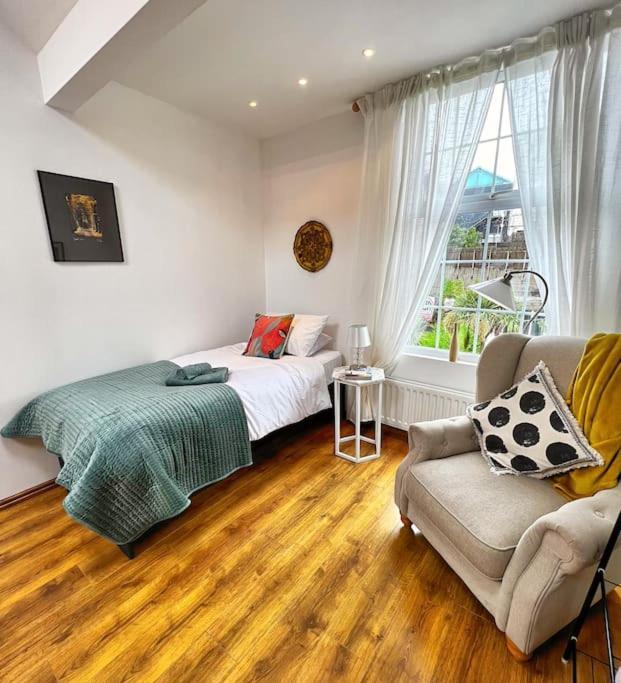 True Colours Apartment In Central Location Bangor  Extérieur photo