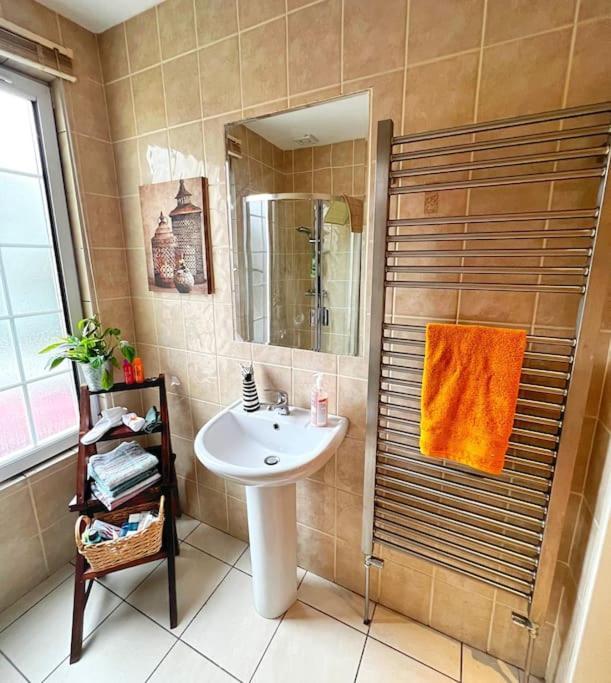 True Colours Apartment In Central Location Bangor  Extérieur photo