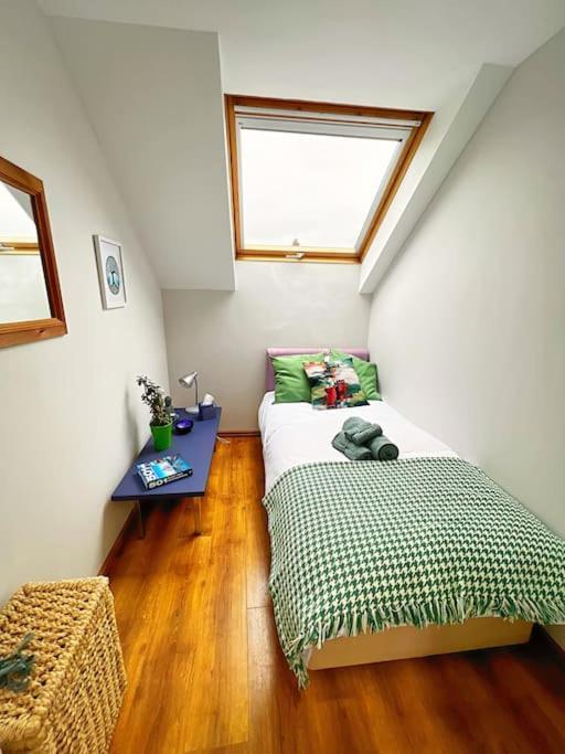 True Colours Apartment In Central Location Bangor  Extérieur photo