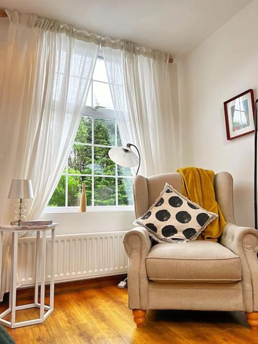 True Colours Apartment In Central Location Bangor  Extérieur photo