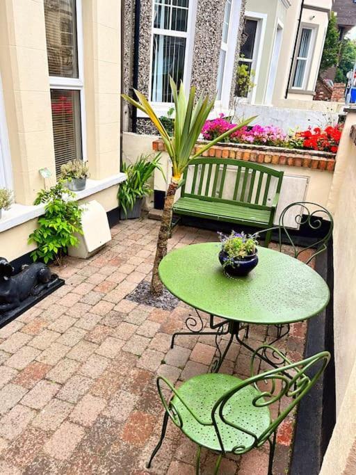 True Colours Apartment In Central Location Bangor  Extérieur photo